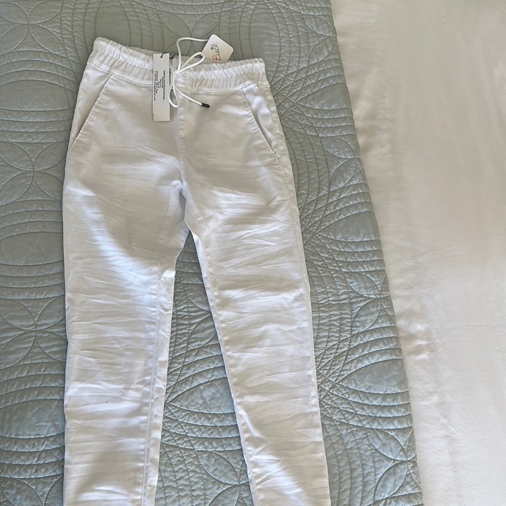 Bevy Flog Shely white pants.